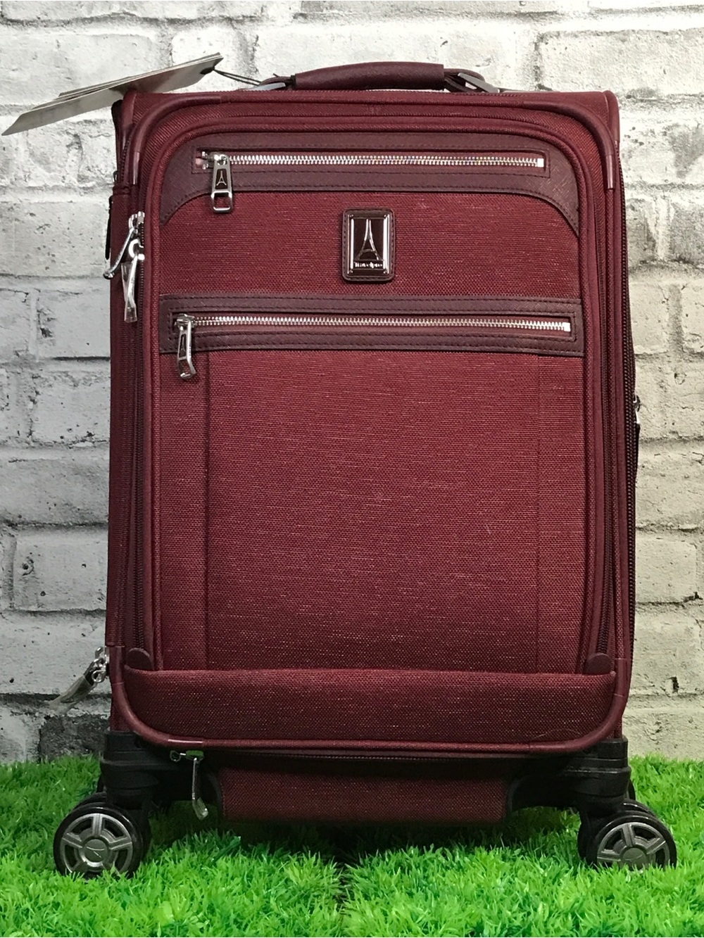 NWT Travel Pro  -   Platinum Elite  Carry-On Spinner. 20